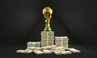 每日大赛颁奖瞬间，金色奖杯在镁光灯下闪耀，观众席掌声雷动